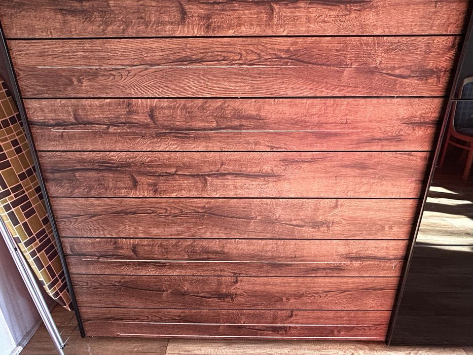 Szafa z czarnym lustrem