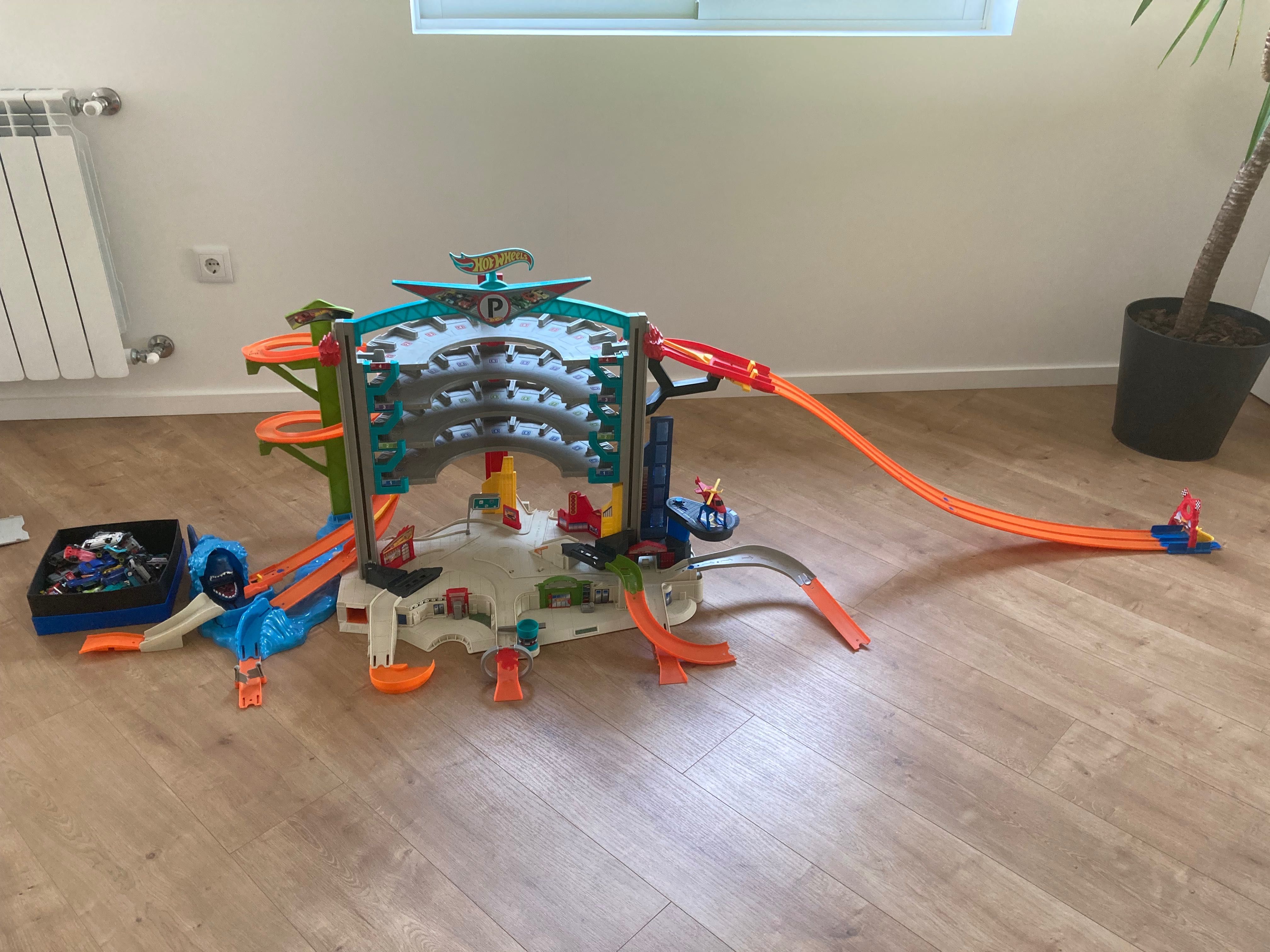 Pista Hot Wheel com carrinhos