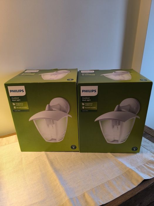 Vendo 2 Candeeiros/apliques Philips novos na caixa para exterior
