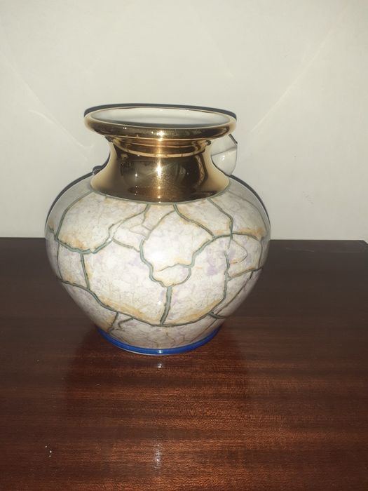 Jarra azul e dourada pintada à mão. Limonge