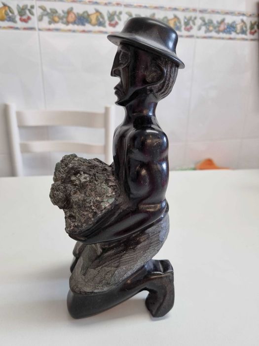 Escultura em cristal bruto e raiz de esmeralda colombiana