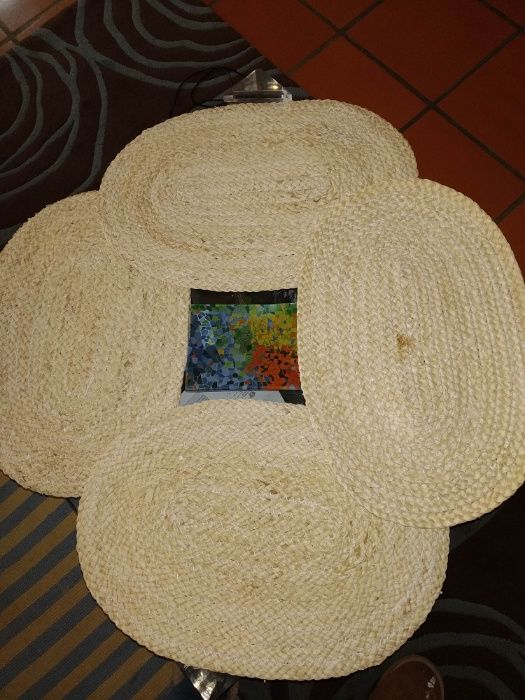 Individuais em palha novos