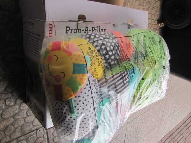 Poduszka podtrzymująca dla noworodków i dzieci z zabawkami