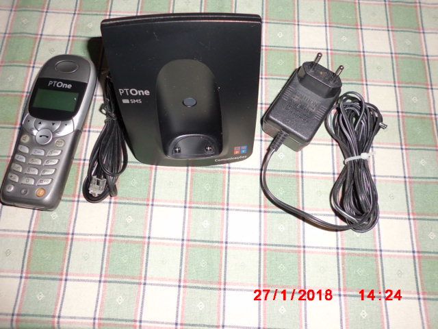 um telefone portatil com base de ligar á linha.
