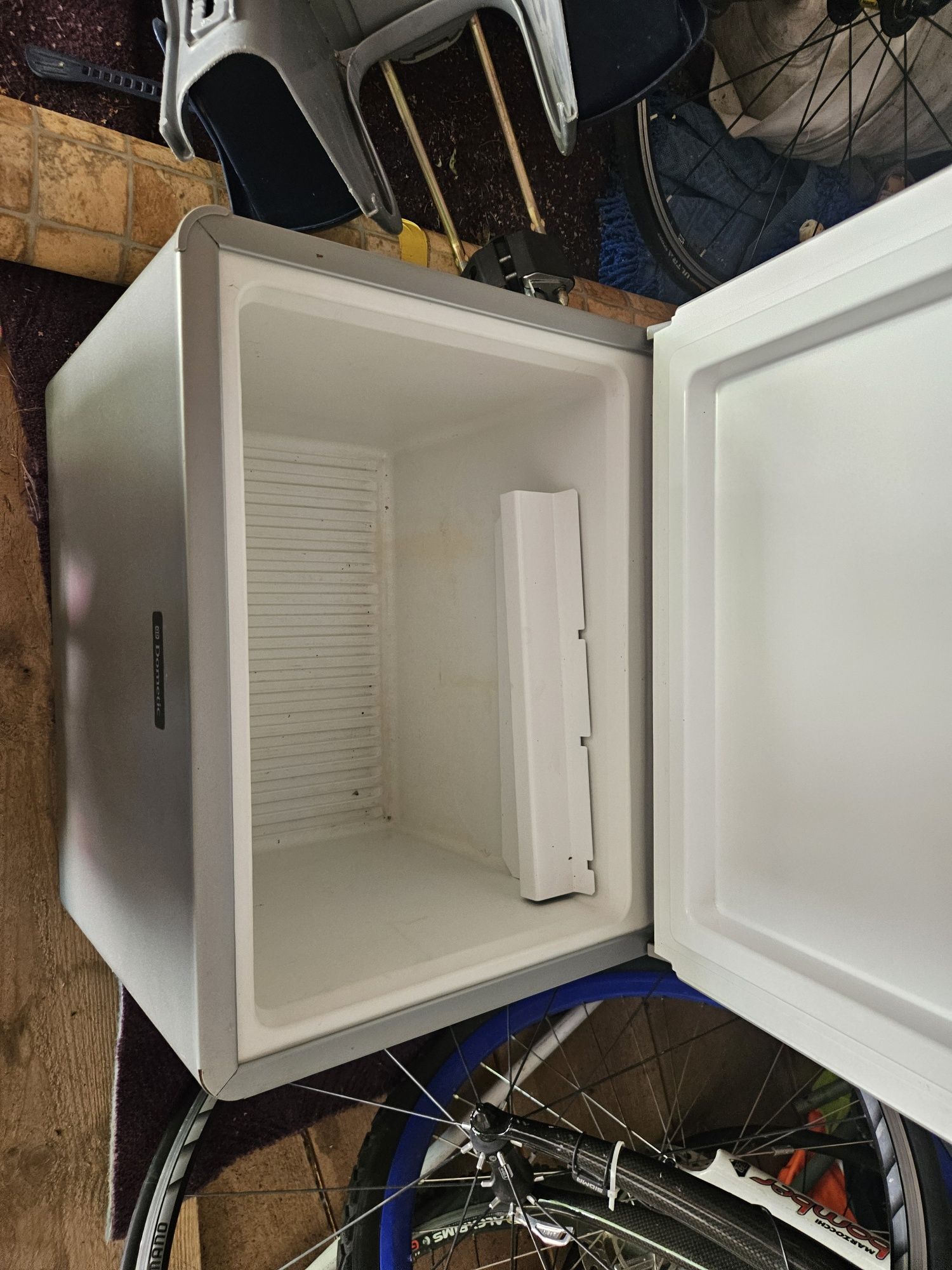Lodówka samochodowa turystyczna kempingowa na gaz, 12v ,230v Dometic
