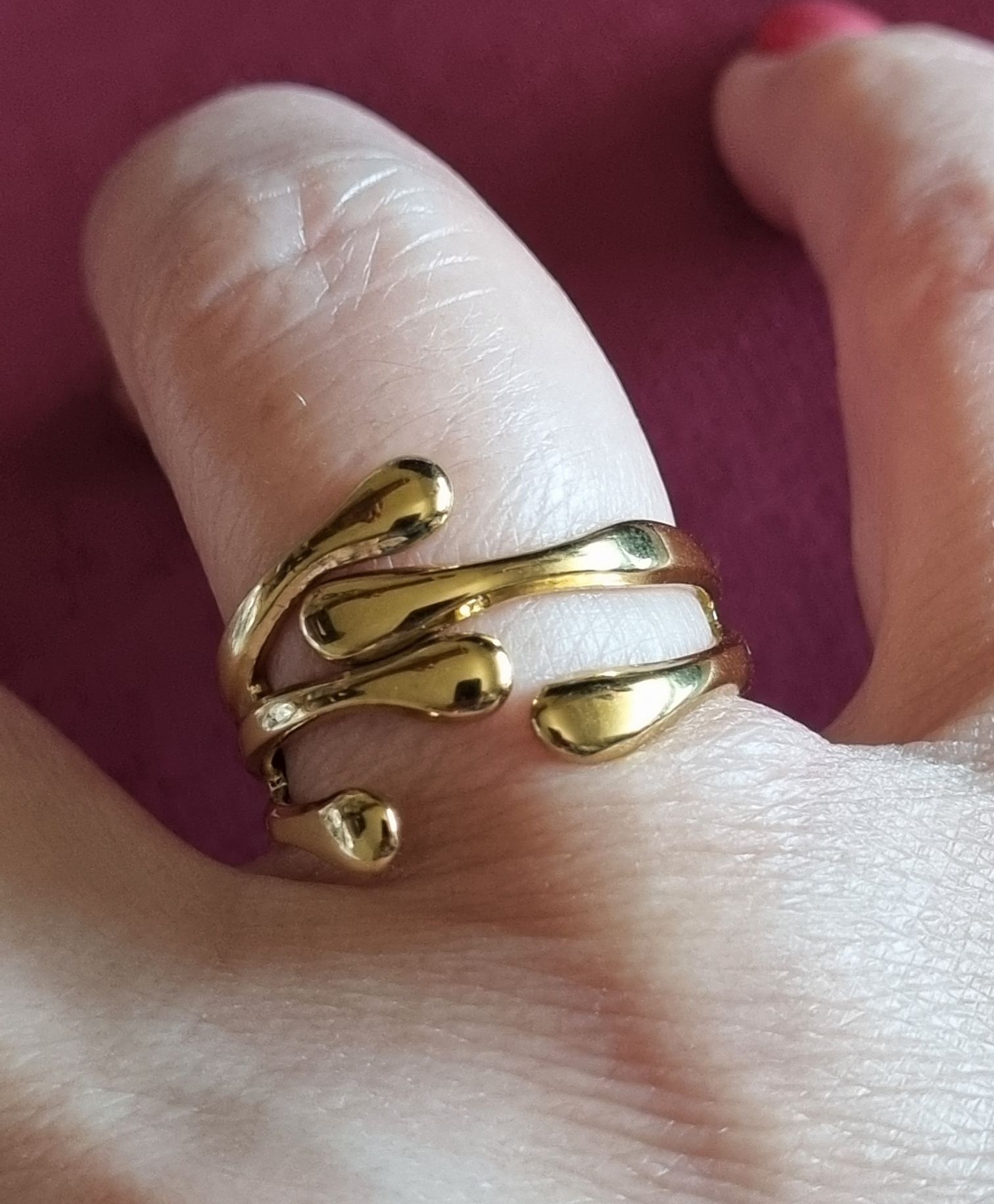 Anel dourado, em aço inoxidável, muito elegante. Ajustável