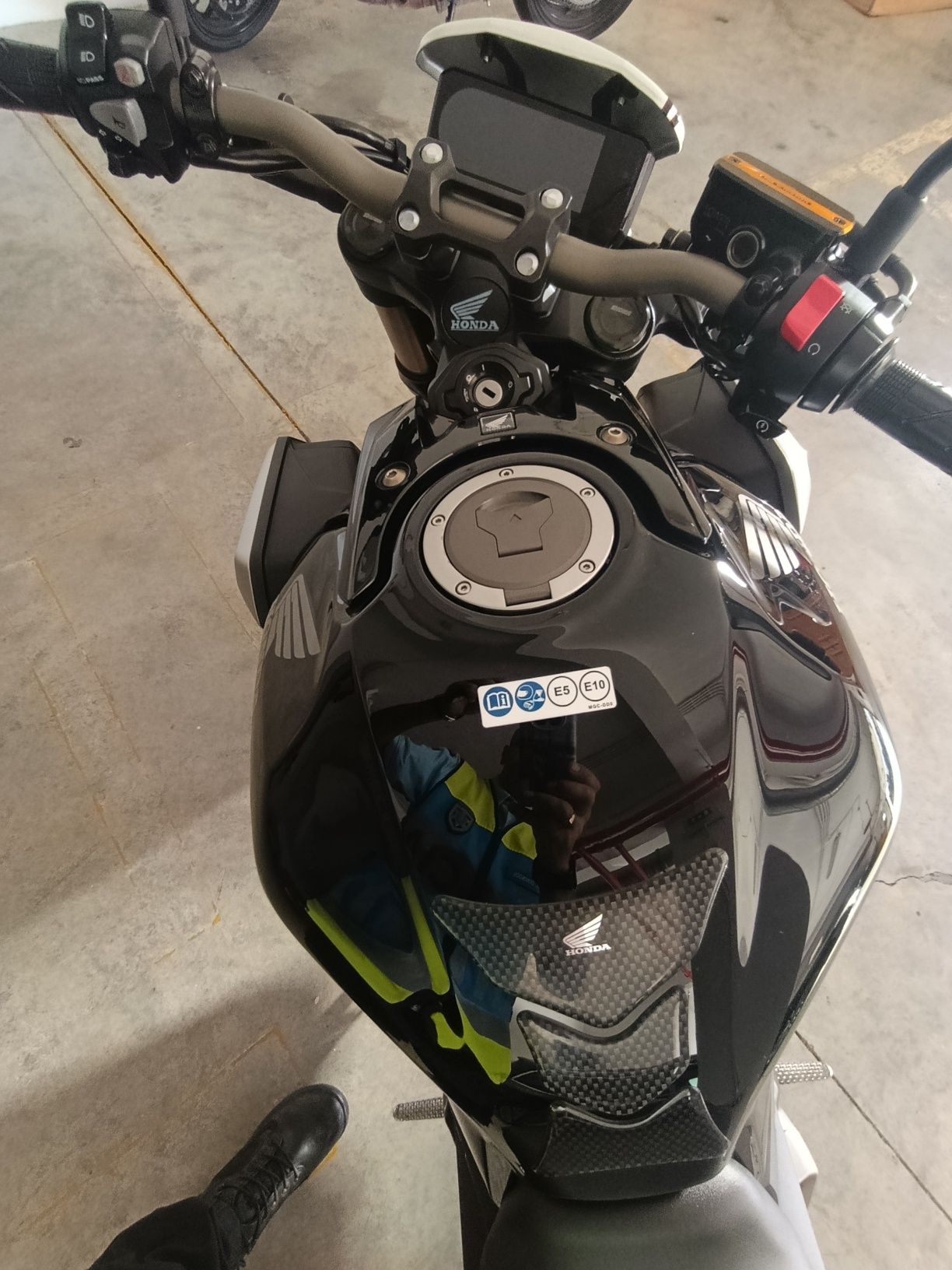 Honda CB650R (extras/poucos kms)