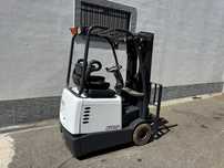 Empilhador Elétrico 1500kg CROWN S300 3 Rodas