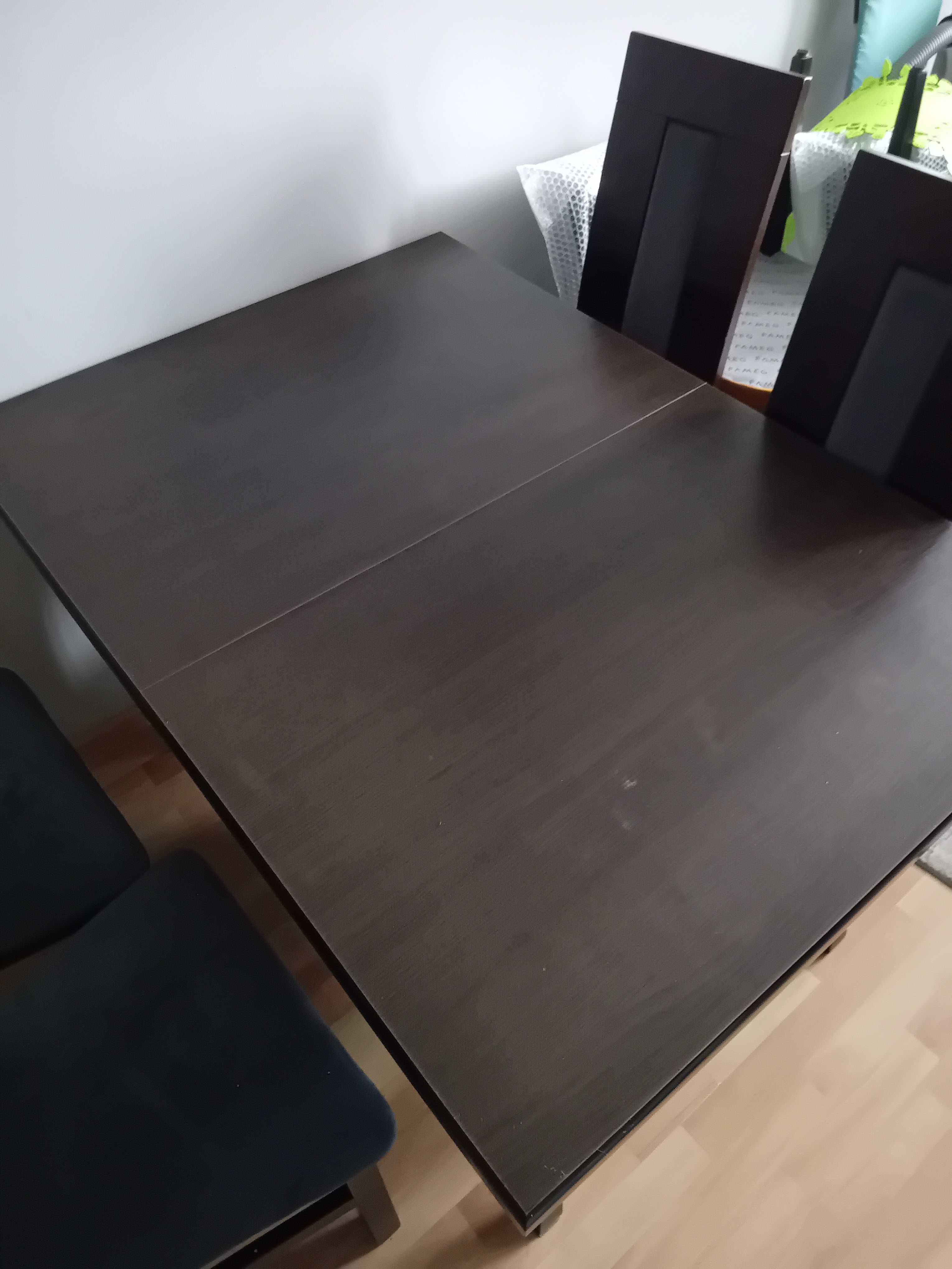 Stół rozkładany o wymiarach dł 125 cm, szer 89 cm