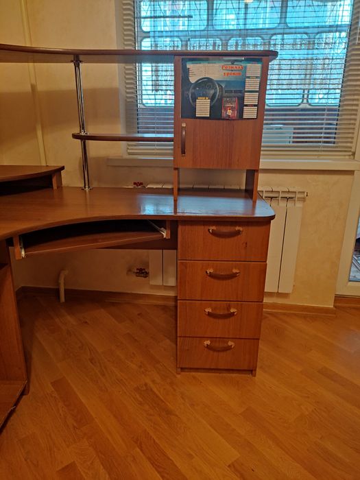 Комп'ютерний стіл