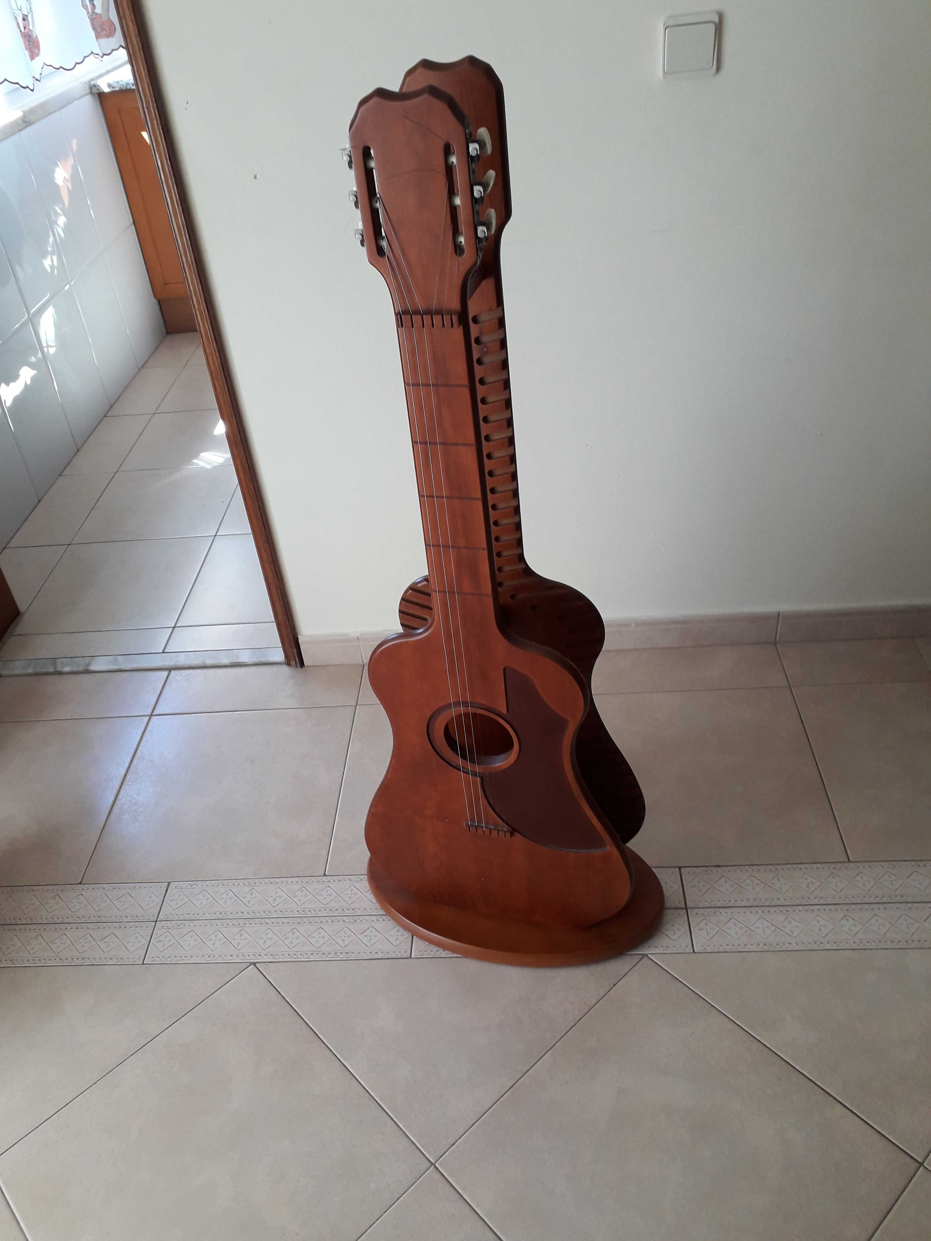 Porta cd's em forma de guitarra