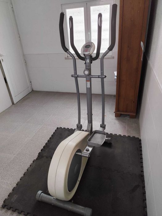 Elíptica em ótimo estado de conservação