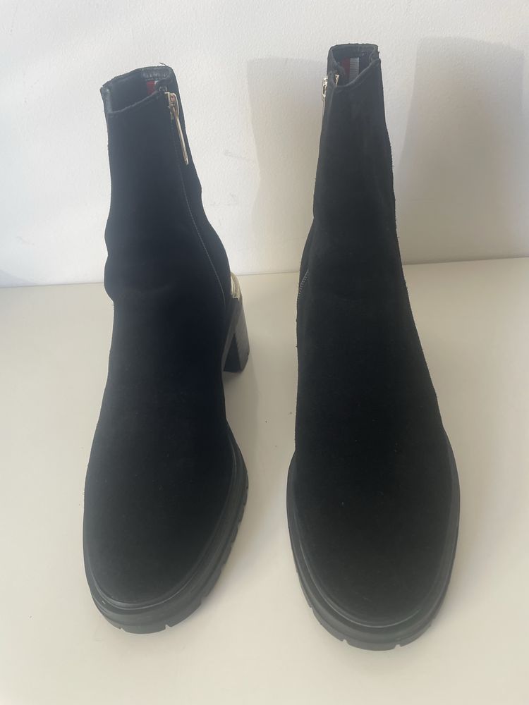 Tommy Hilfiger zamszowe botki mid heel r. 40