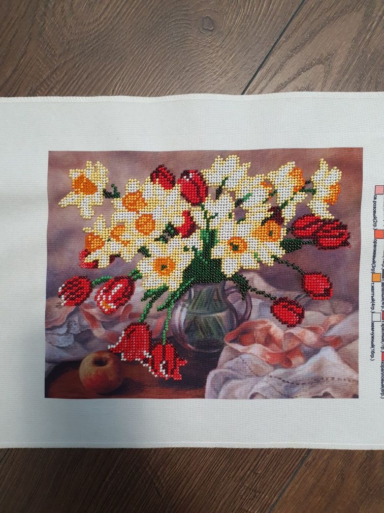 Картина вишита бісером " Нарциси і тюльпани"