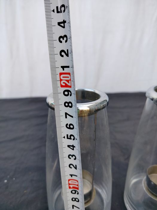 Dwa szklane ładne świeczniki