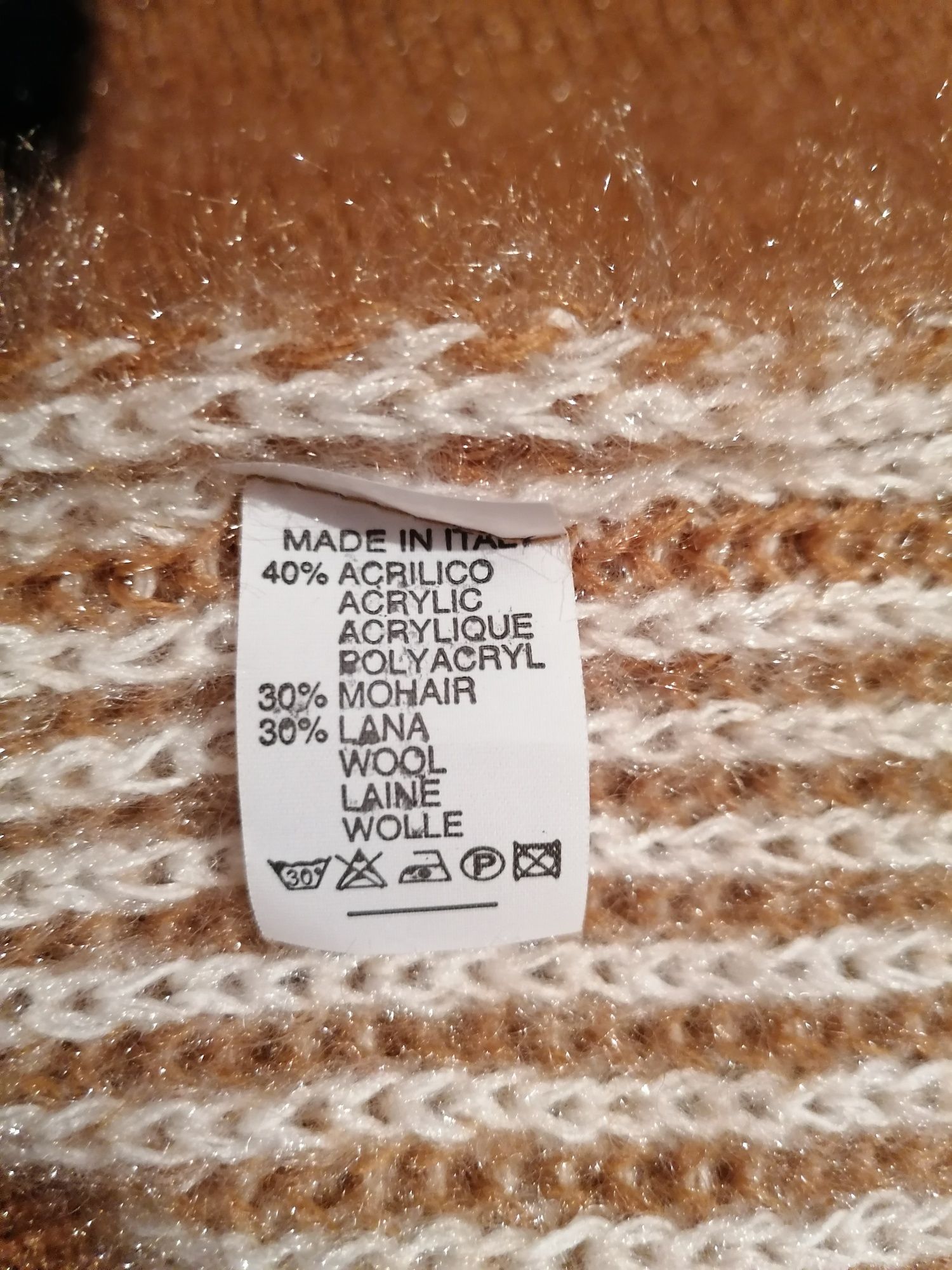 Karmelowy sweter z golfem