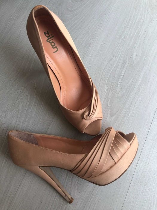 Sapatos Zilian e Clutch
