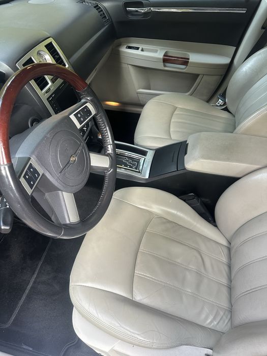Auto z klasą – Chrysler 300C 3.0 CRD | Xenon | Skóra | Navi | Full