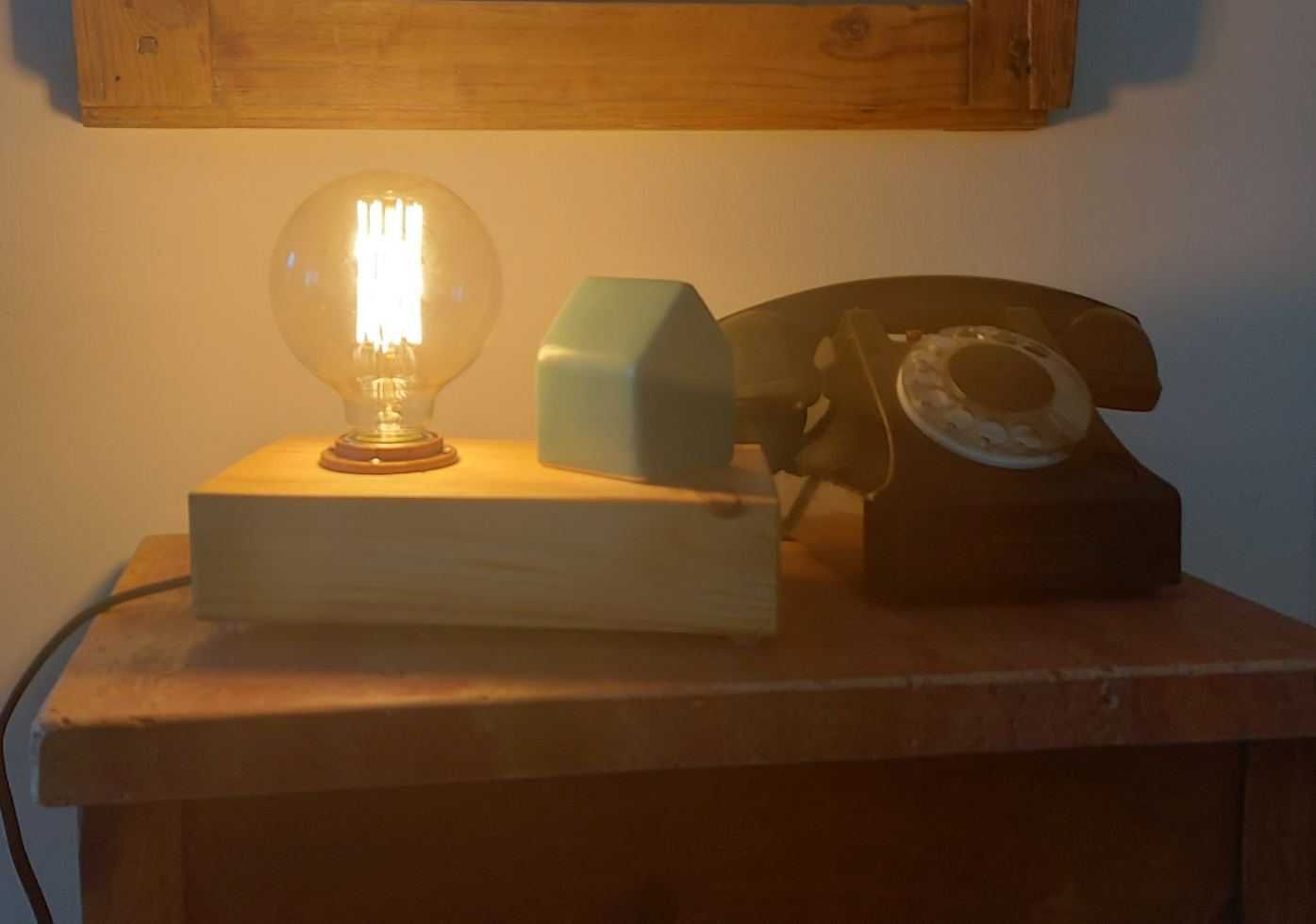 Ręcznie robiona lampka nocna  ze starego drewna sosnowego