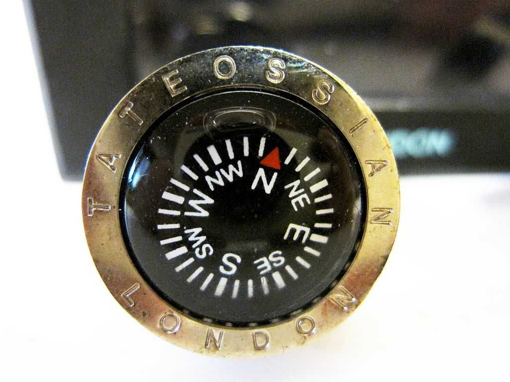botões de punho c bússola em cor de prata e preto-de Tateossian London