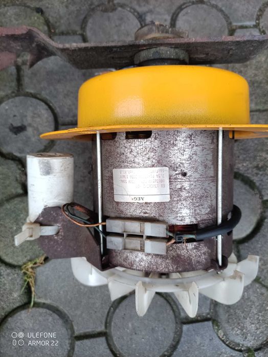 Silnk do kosiarki elektrycznej z nożem.
