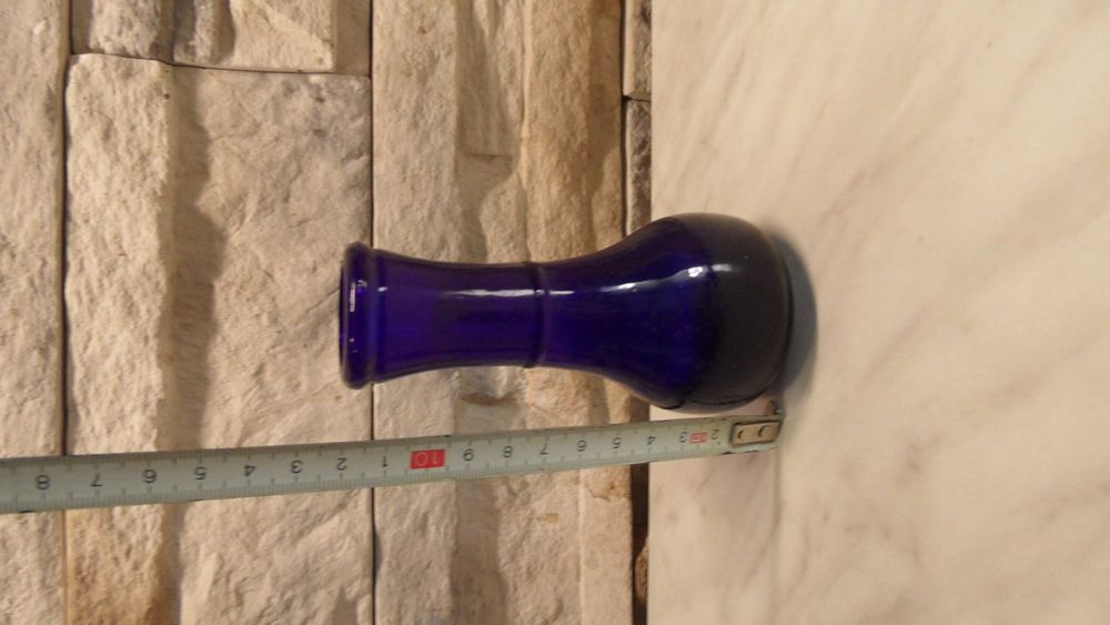 Mały szklany wazonik kobalt