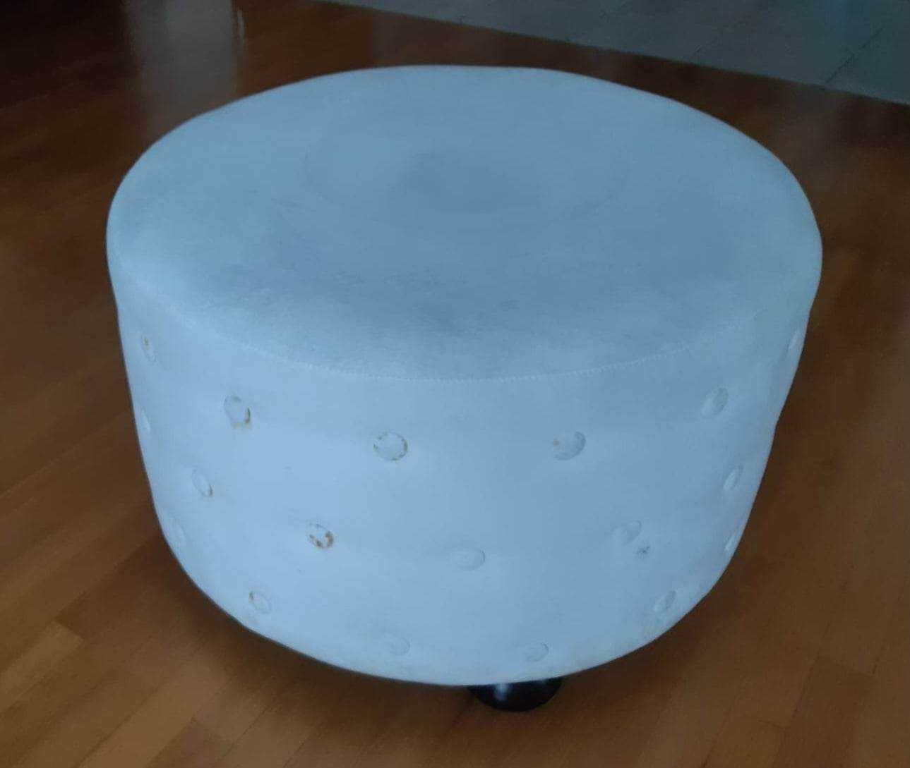 Biały puf glamour. Happy Barok.