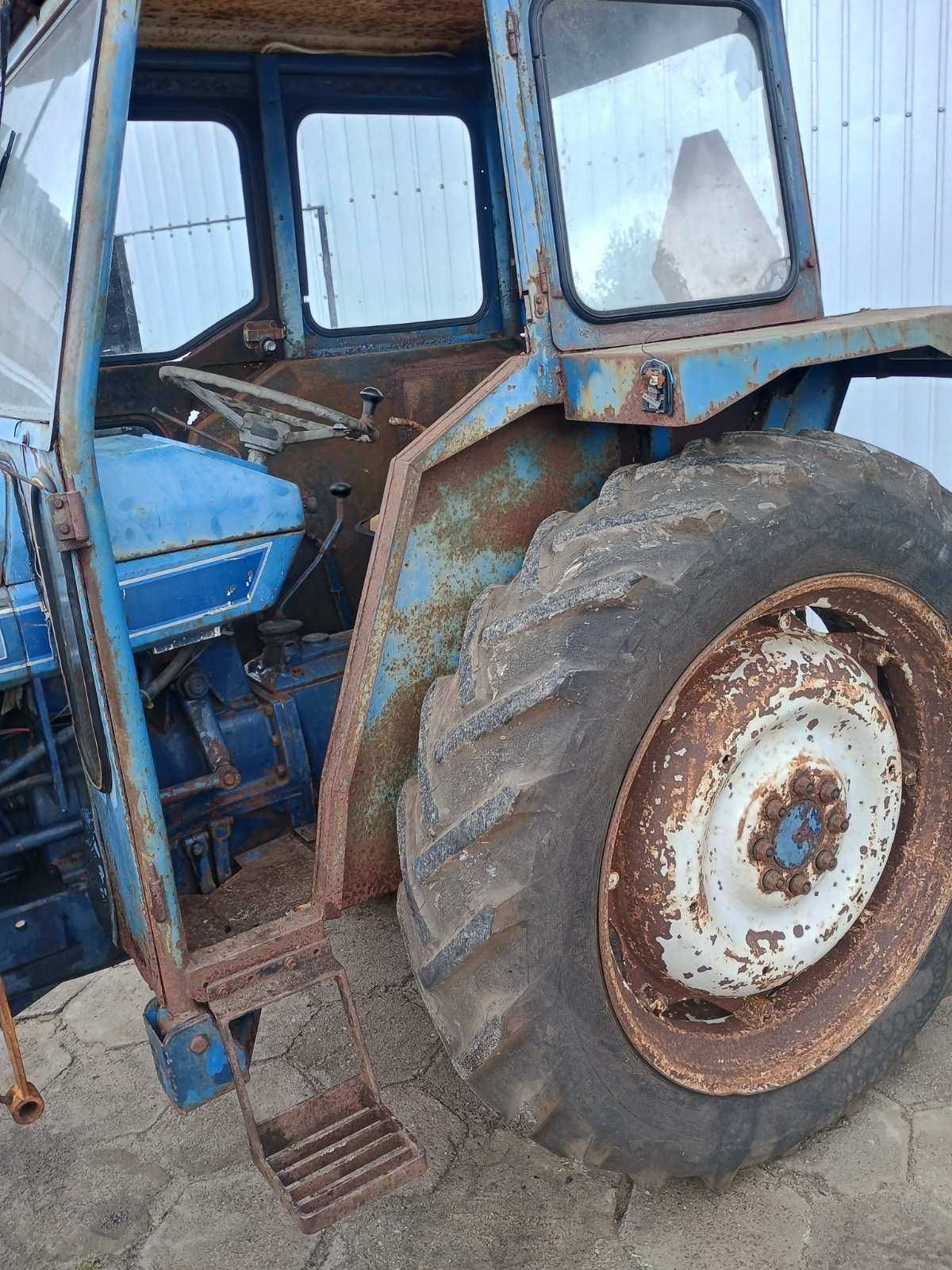 traktor Leyland 255 z ładowaczem