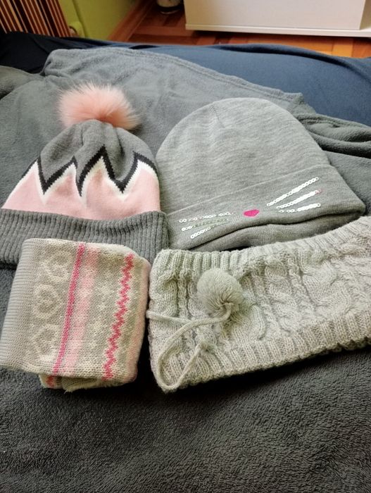 Czapki zimowe dziewcz 2 szt. 54-56 cm jak nowe, komin, szalik.