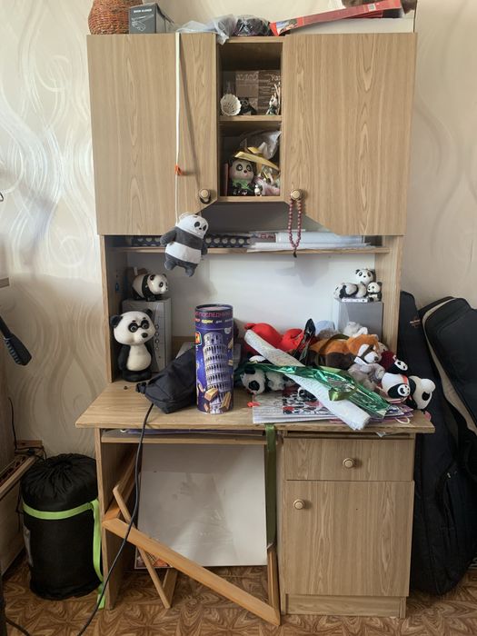 Стіл компʼютерний з надбудовою.