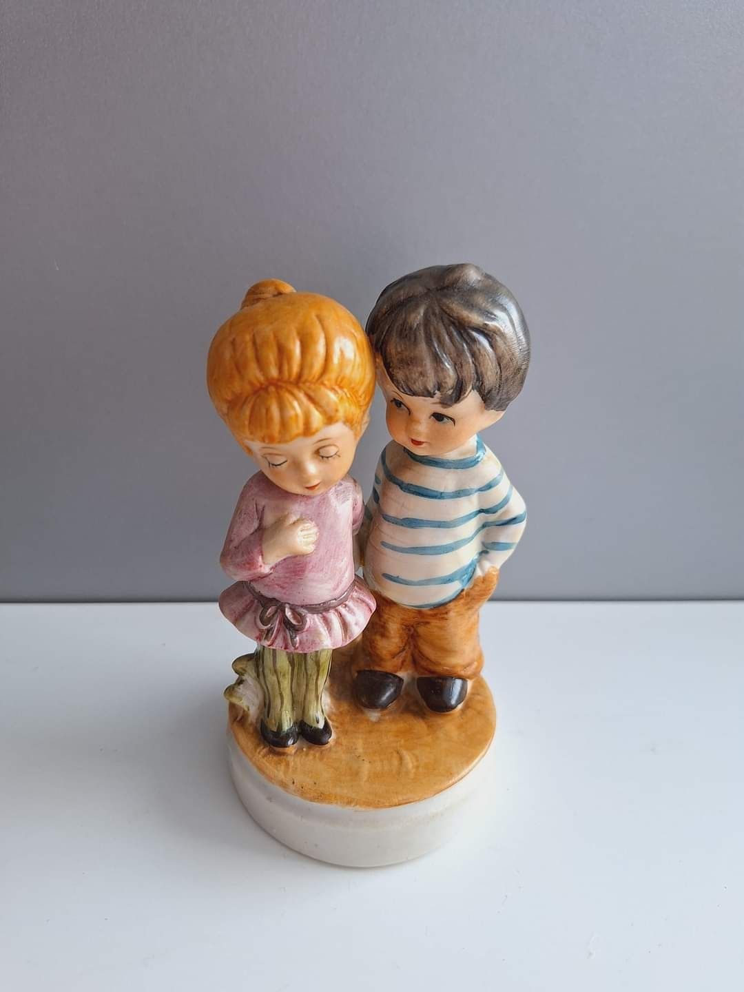 Śliczna figurka chłopca i dziewczynki, wykonana z delikatnej porcelany
