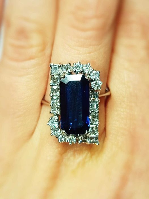 Złoty pierścionek z wielkim szafirem i diamentami (1843)