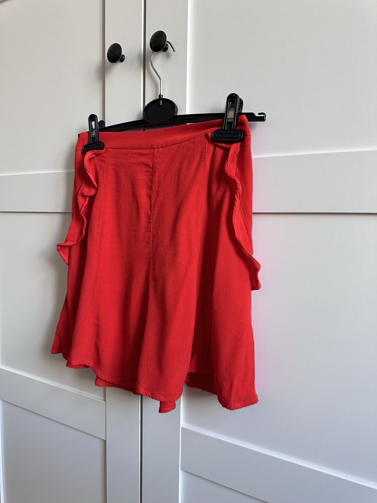 Czerwona krótka spódnica Pimkie z falbanką.