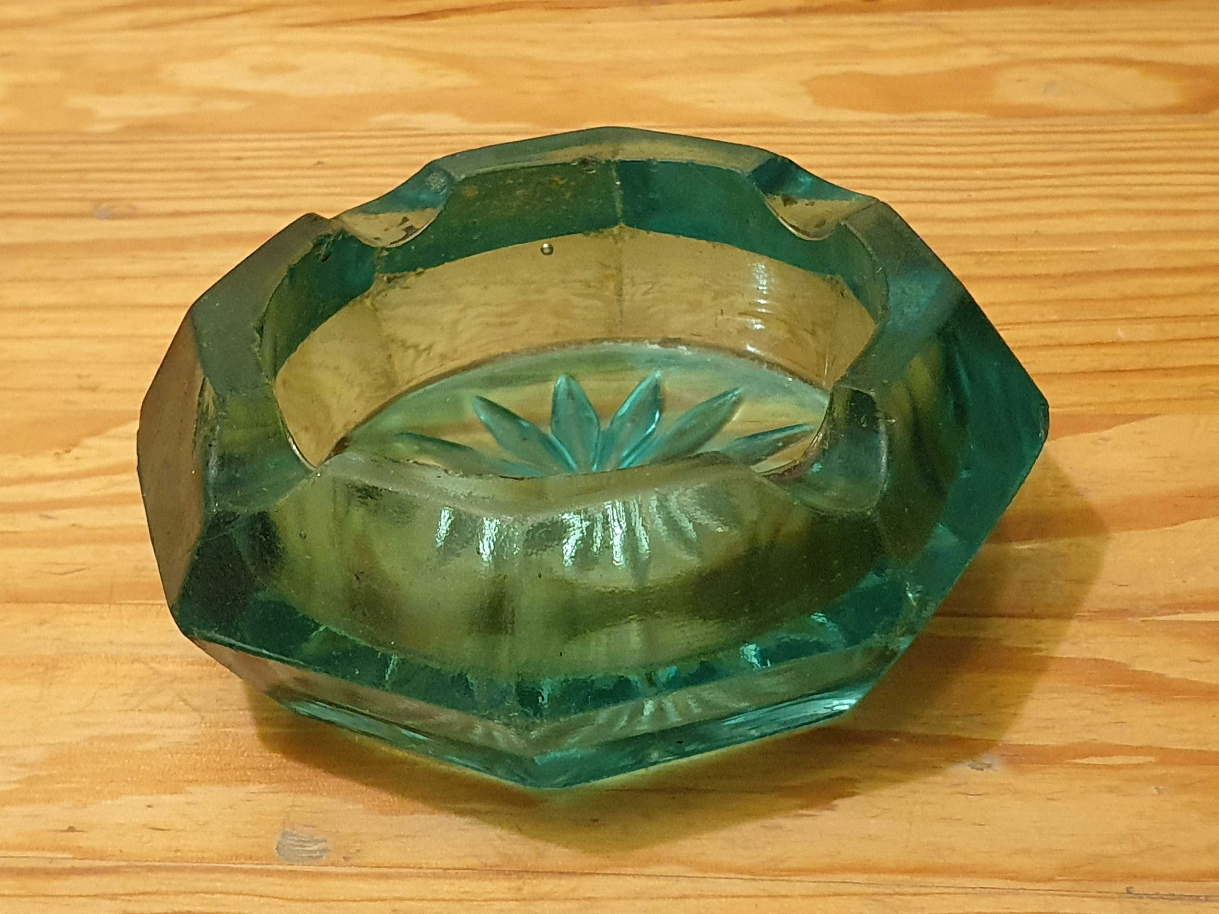 Niebiesko-zielona szklana popielniczka