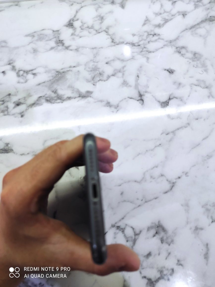 Iphone 11 на 64 gb iCloud на паролі