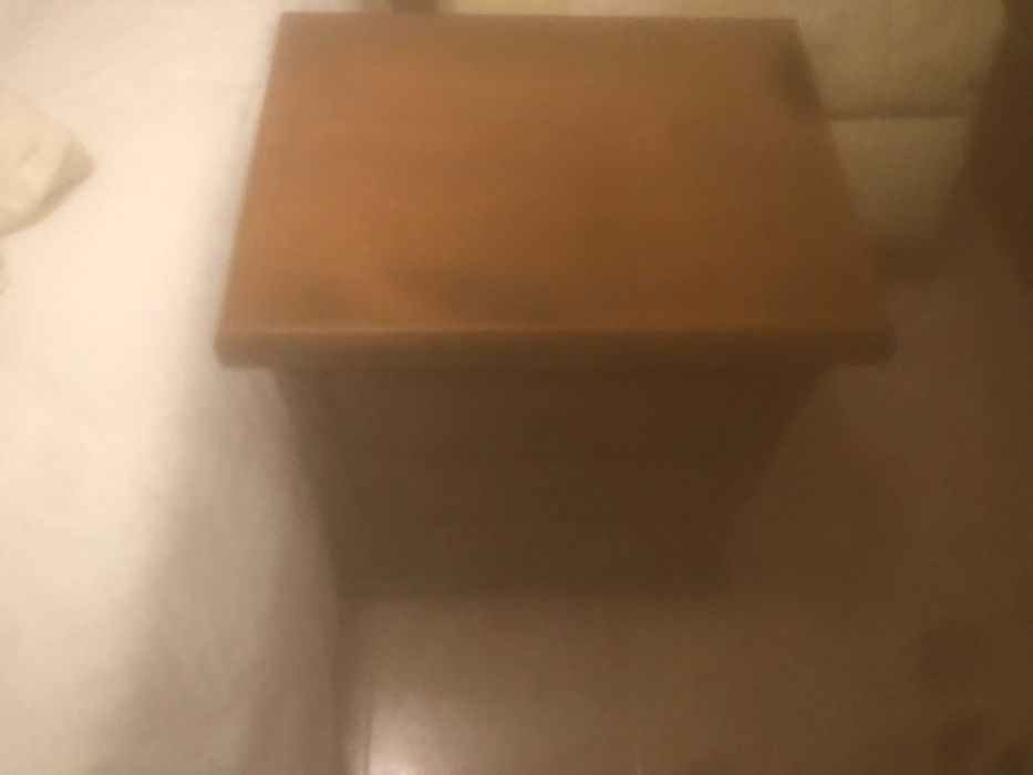 Quarto de casal em madeira maciça como novo para venda.