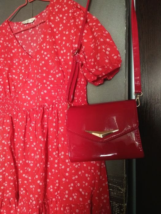 Красная лаковая сумка