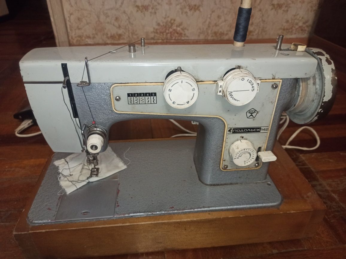 Швейная электрическая машина Подольск 142
