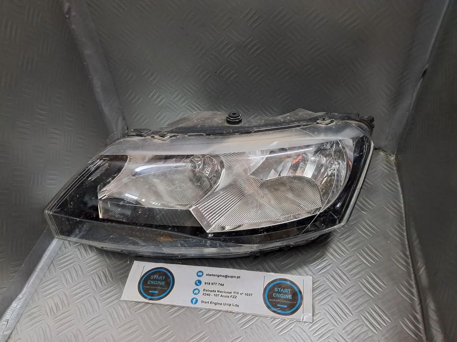 Farol Ótica esquerdo Skoda Rapid