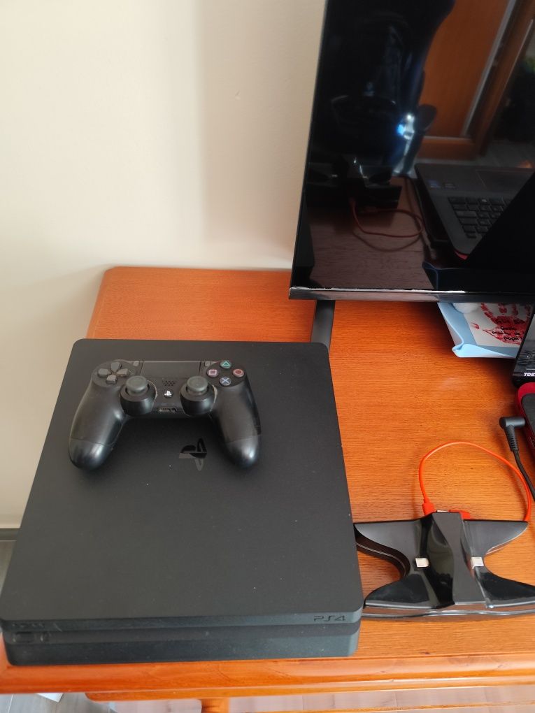 PlayStation 4 (500gb) c/ jogos, cadeira gaming e fones