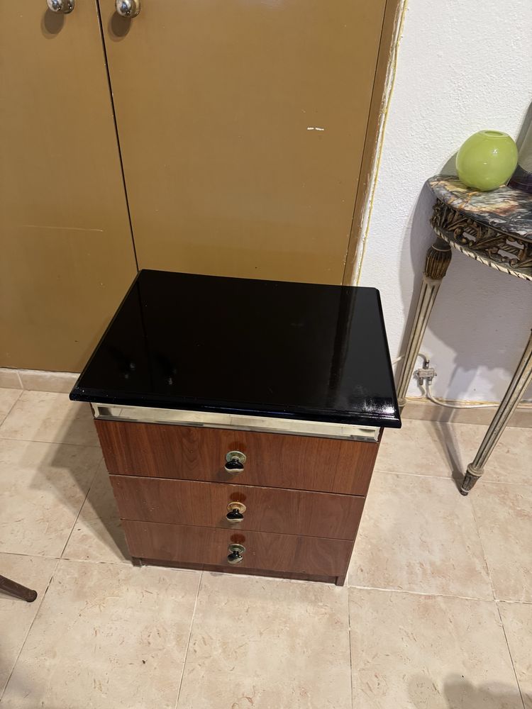 Comoda e mesas de cabeceira
