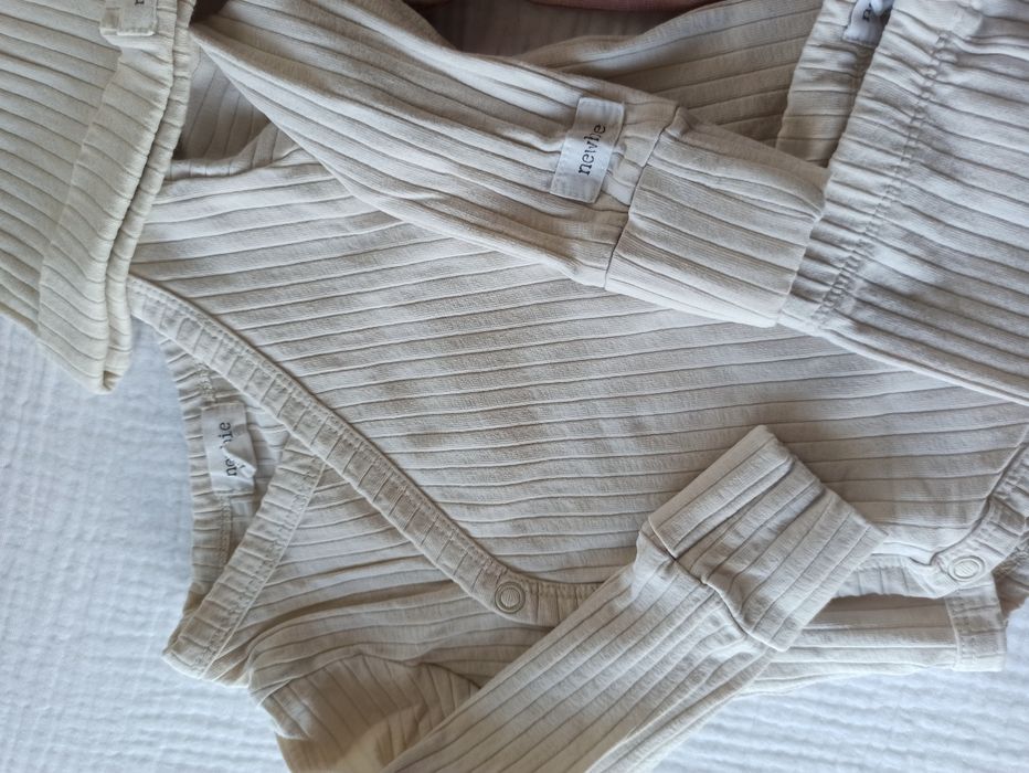 Zestaw komplet body i legginsy prążkowane Newbie 62 czapka regulacja