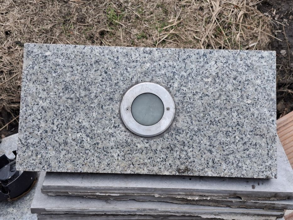 Lampa ogrodowa w płycie granitowej