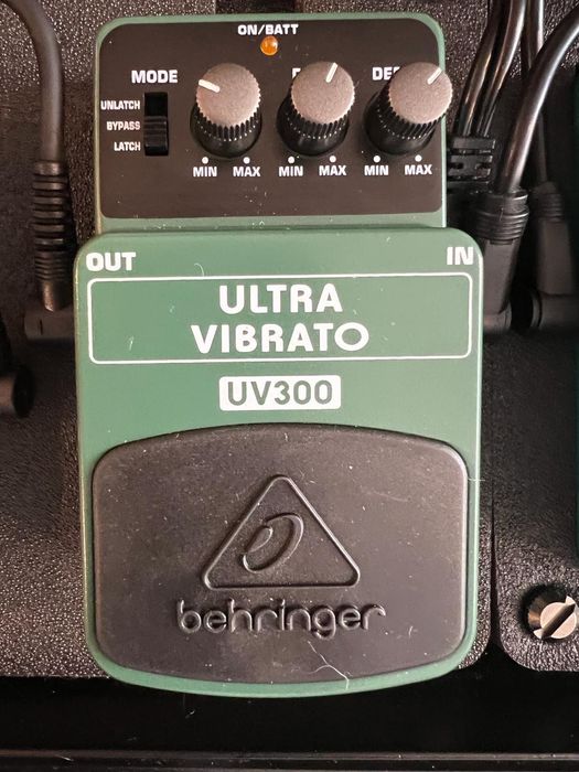 Maleta Behringer PB 600 (capacidade para 6 pedais) + 3 pedais