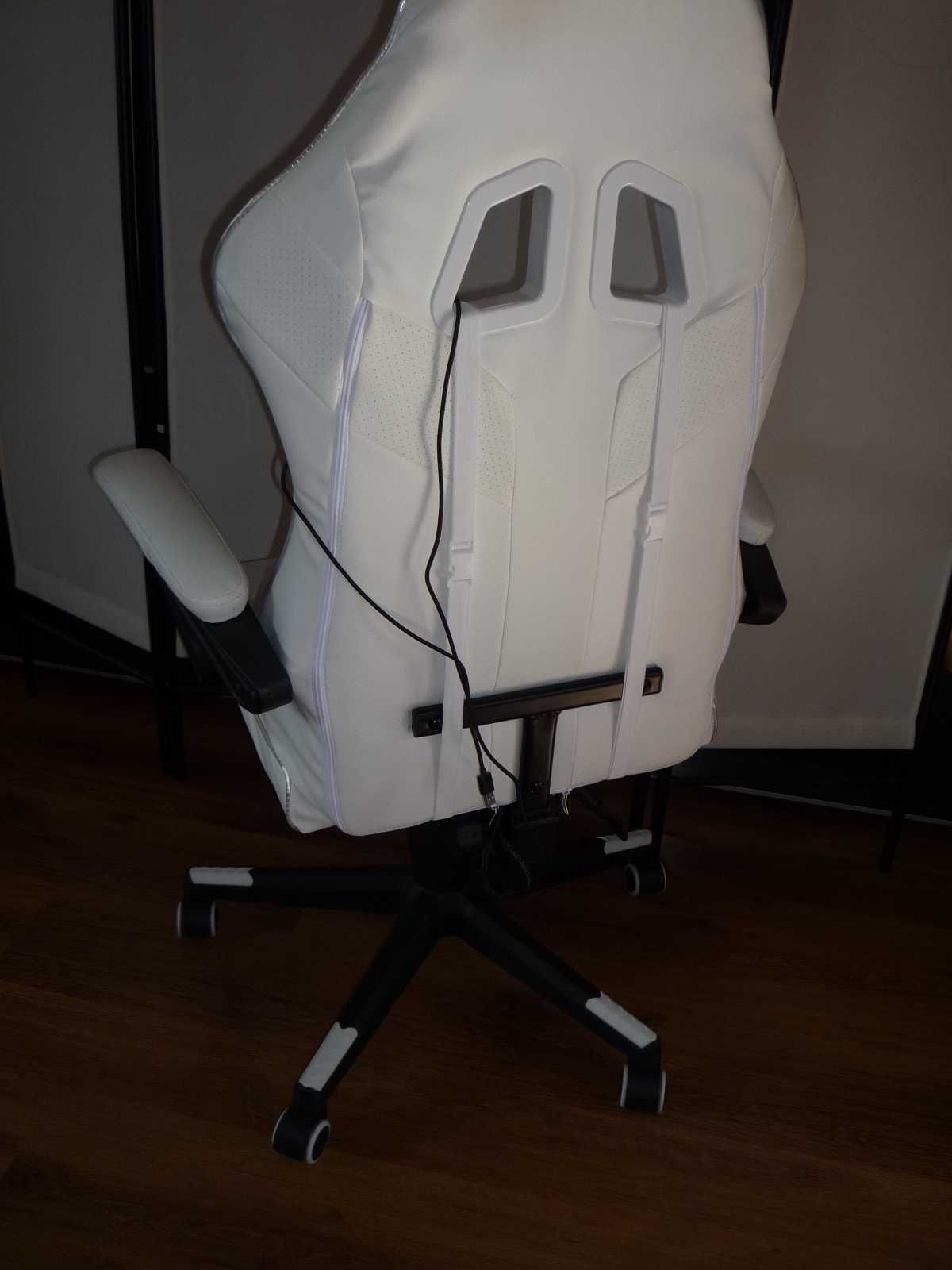 Fotel gamingowy HUZARO LED biały USB podnóżek