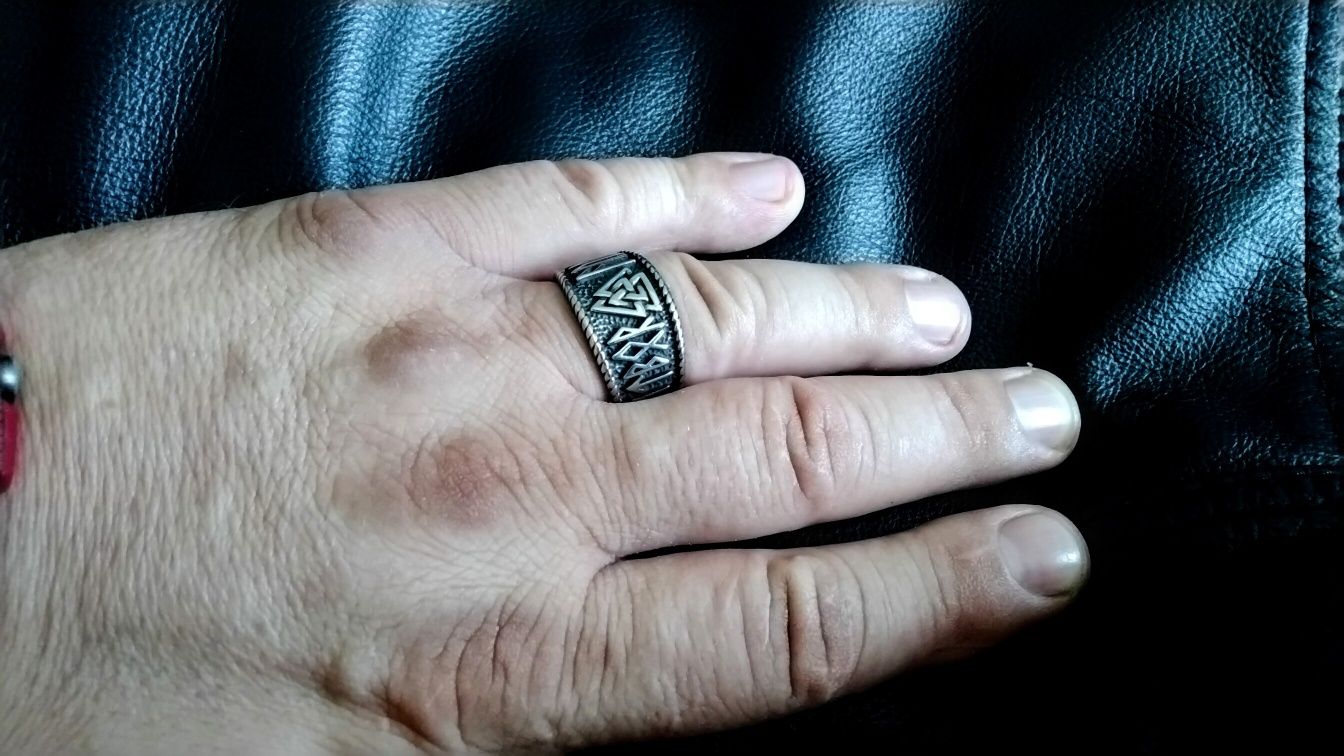Stalowy sygnet pierścień runiczny znak węzeł wojownika wikinga Valknut