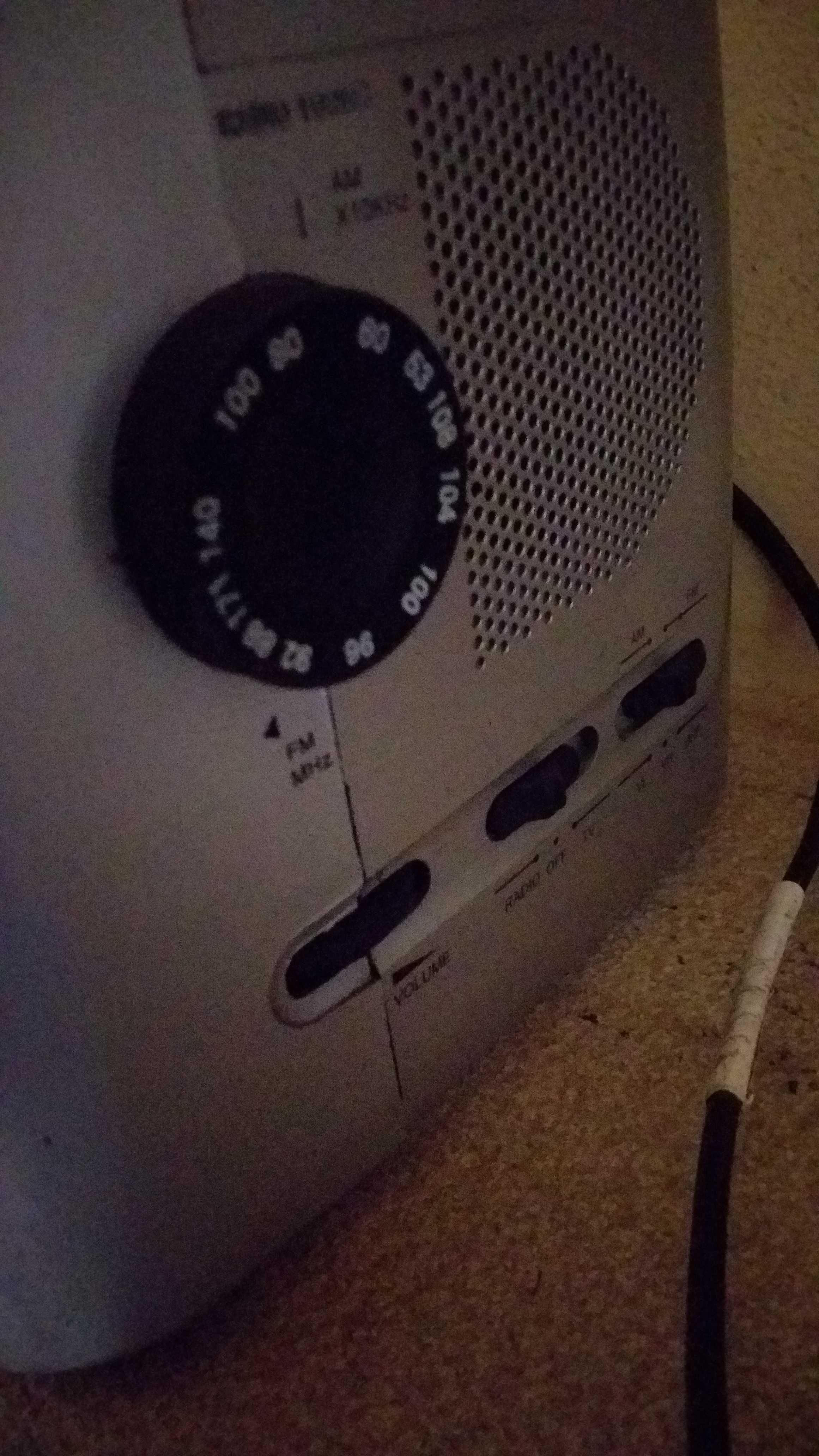 Mini televisão antiga com rádio