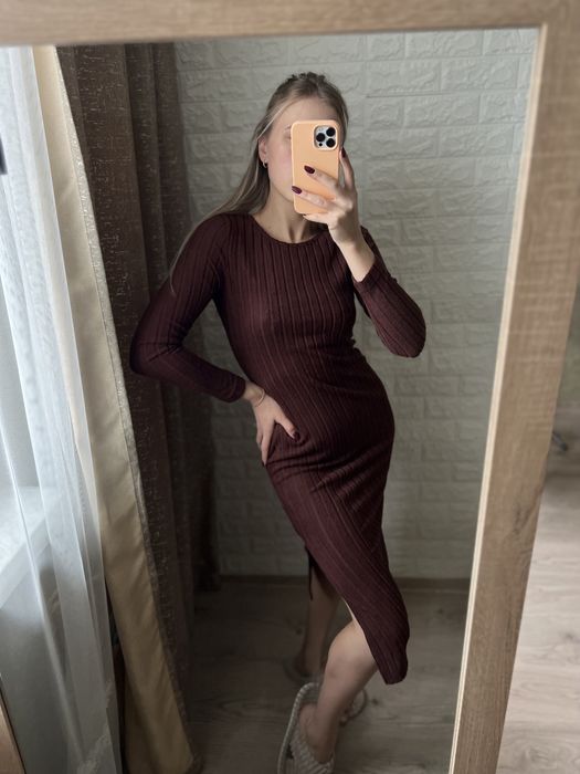 Тепла нова сукня з розрізом в рубчик шоколадного кольору