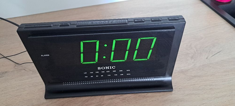 Radiobudzik sieciowy z podświetlanym wyświetlaczem sonic