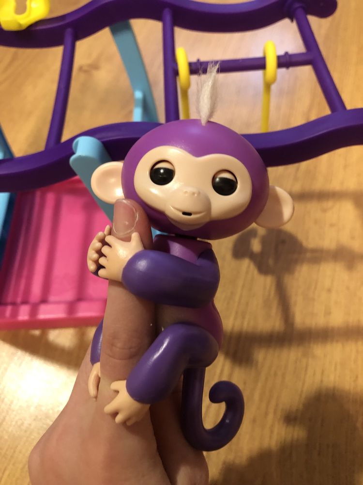 Интерактивная обезьянка с детской площадкой Fingerlings Monkey